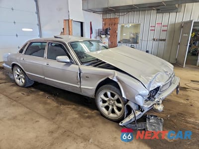 Czwarte zdjęcie samochodu z boku: 2000 JAGUAR XJR VIN:SAJDA15B9YMF18129 - miniatura