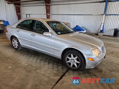 Czwarte zdjęcie samochodu z boku: 2002 MERCEDES-BENZ C 240 VIN:WDBRF61J82F252531 - miniatura
