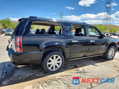Trzecie zdjęcie samochodu z tyłu: 2011 GMC YUKON XL DENALI VIN:1GKS2MEF0BR311227 - miniatura