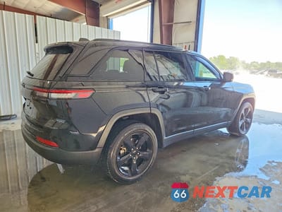 Trzecie zdjęcie samochodu z tyłu: 2023 JEEP GRAND CHEROKEE LAREDO VIN:1C4RJHAG9PC517773 - miniatura