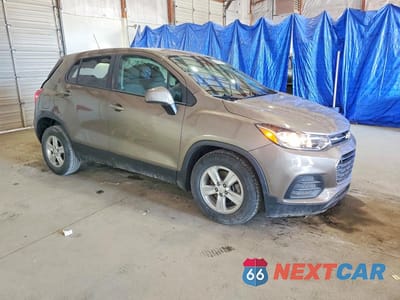 Czwarte zdjęcie samochodu z boku: 2020 CHEVROLET TRAX LS VIN:KL7CJKSB5LB341971 - miniatura