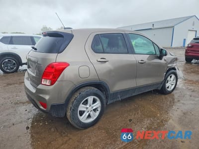Trzecie zdjęcie samochodu z tyłu: 2021 CHEVROLET TRAX LS VIN:KL7CJKSB0MB331866 - miniatura