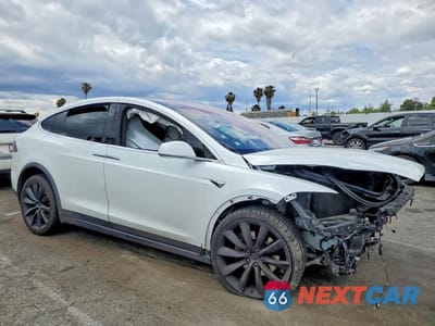 Czwarte zdjęcie samochodu z boku: 2018 TESLA MODEL X VIN:5YJXCBE26JF137362 - miniatura
