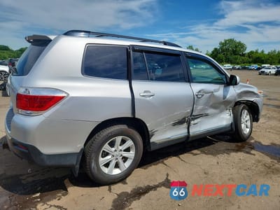 Trzecie zdjęcie samochodu z tyłu: 2011 TOYOTA HIGHLANDER BASE VIN:5TDBK3EH4BS065890 - miniatura