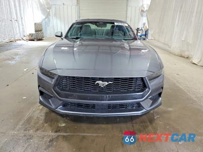 Piąte zdjęcie samochodu w środku: 2026 FORD MUSTANG VIN:1FA6P8TH3T5109359 - miniatura
