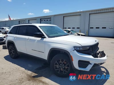 Czwarte zdjęcie samochodu z boku: 2024 JEEP GRAND CHEROKEE LAREDO VIN:1C4RJHAG8RC136516 - miniatura