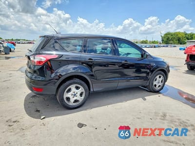Trzecie zdjęcie samochodu z tyłu: 2018 FORD ESCAPE S VIN:1FMCU0F75JUB36894 - miniatura