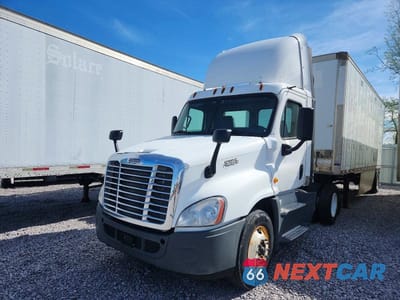 Drugie zdjęcie samochodu z przodu: 2016 FREIGHTLINER CASCADIA 125 SEMI TRUCK VIN:1FUBGEDV0GLHC5640 - miniatura