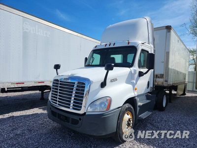 Drugie zdjęcie samochodu z przodu: 2016 FREIGHTLINER CASCADIA 125 SEMI TRUCK VIN:1FUBGEDV0GLHC5640 - miniatura
