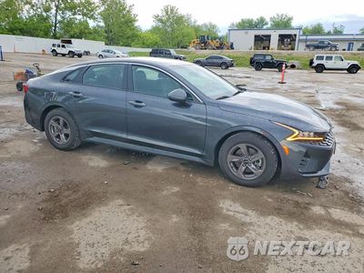 Czwarte zdjęcie samochodu z boku: 2023 KIA K5 LXS VIN:5XXG14J23PG208045 - miniatura