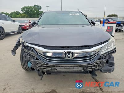 Piąte zdjęcie samochodu w środku: 2017 HONDA ACCORD LX VIN:1HGCR2F36HA076913 - miniatura