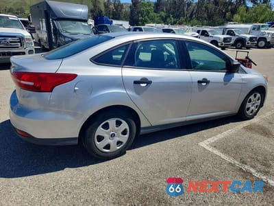 Trzecie zdjęcie samochodu z tyłu: 2016 FORD FOCUS S VIN:1FADP3E24GL405964 - miniatura