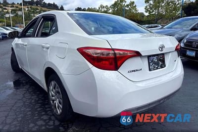 Trzecie zdjęcie samochodu z tyłu: 2018 TOYOTA COROLLA LE VIN:5YFBURHE3JP840007 - miniatura