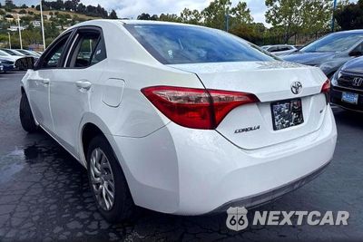 Trzecie zdjęcie samochodu z tyłu: 2018 TOYOTA COROLLA LE VIN:5YFBURHE3JP840007 - miniatura