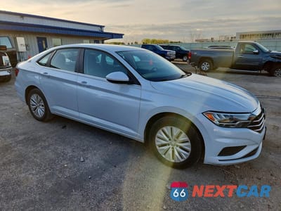 Czwarte zdjęcie samochodu z boku: 2019 VOLKSWAGEN JETTA S VIN:3VWC57BU3KM124932 - miniatura