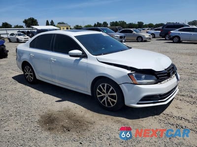 Czwarte zdjęcie samochodu z boku: 2017 VOLKSWAGEN JETTA SE VIN:3VWDB7AJ5HM313255 - miniatura