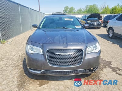 Piąte zdjęcie samochodu w środku: 2015 CHRYSLER 300 LIMITED VIN:2C3CCAAG0FH797008 - miniatura