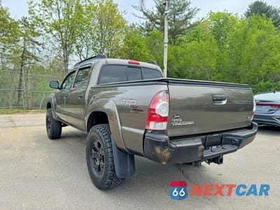 Trzecie zdjęcie samochodu z tyłu: 2011 TOYOTA TACOMA DOUBLE CAB VIN:3TMLU4EN8BM060850 - miniatura