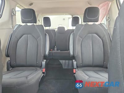 Zdjęcie 10 z 13 samochodu: 2023 CHRYSLER VOYAGER LX VIN:2C4RC1CG7PR597581 - miniatura