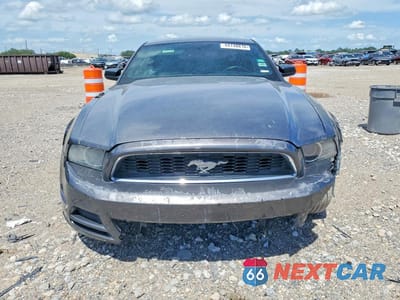 Piąte zdjęcie samochodu w środku: 2014 FORD MUSTANG VIN:1ZVBP8AM4E5240986 - miniatura