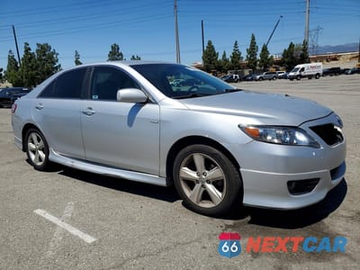 Czwarte zdjęcie samochodu z boku: 2010 TOYOTA CAMRY SE V6 VIN:4T1BK3EK1AU598782 - miniatura