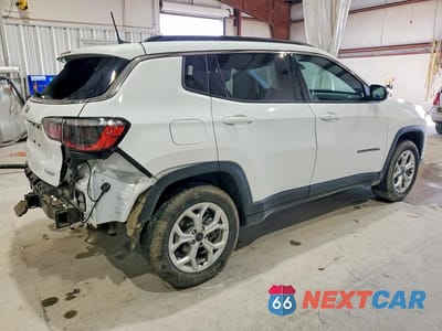 Trzecie zdjęcie samochodu z tyłu: 2025 JEEP COMPASS LATITUDE VIN:3C4NJDBN8ST516406 - miniatura