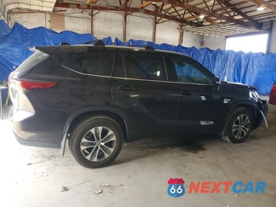 Trzecie zdjęcie samochodu z tyłu: 2022 TOYOTA HIGHLANDER XLE VIN:5TDGZRBH4NS162214 - miniatura