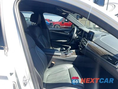 Piąte zdjęcie samochodu w środku: 2018 BMW M550XI VIN:WBAJB9C57JB049807 - miniatura