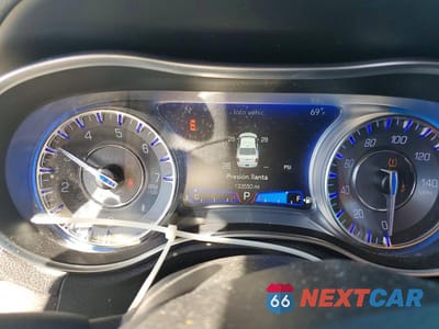Zdjęcie 9 z 12 samochodu: 2019 CHRYSLER 300 TOURING VIN:2C3CCAAG7KH547940 - miniatura
