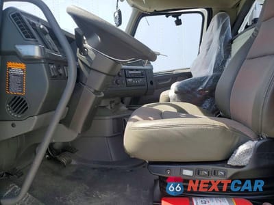 Piąte zdjęcie samochodu w środku: 2026 VOLVO VNR SEMI TRUCK VIN:4V4WC9DH1TN713569 - miniatura