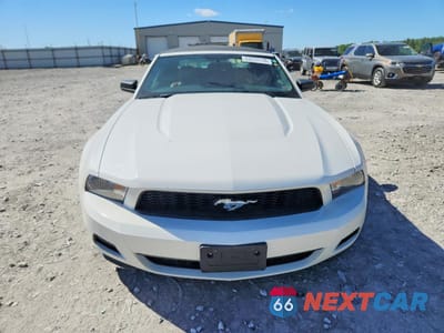 Piąte zdjęcie samochodu w środku: 2010 FORD MUSTANG VIN:1ZVBP8EN8A5121853 - miniatura