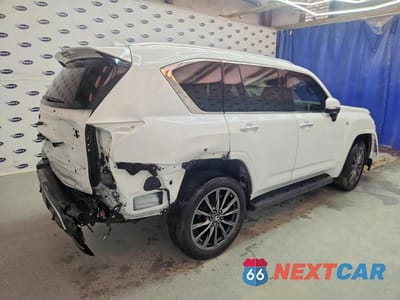 Trzecie zdjęcie samochodu z tyłu: 2023 LEXUS LX 600 F SPORT HANDLING VIN:JTJMB7CX2P4034681 - miniatura