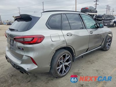 Trzecie zdjęcie samochodu z tyłu: 2022 BMW X5 M VIN:5YMJU0C06N9L57309 - miniatura