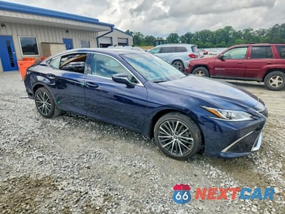 Czwarte zdjęcie samochodu z boku: 2024 LEXUS ES 350 BASE VIN:58ADZ1B18RU171575 - miniatura