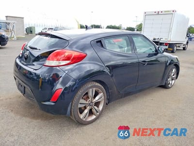 Trzecie zdjęcie samochodu z tyłu: 2013 HYUNDAI VELOSTER BASE VIN:KMHTC6AD3DU099190 - miniatura