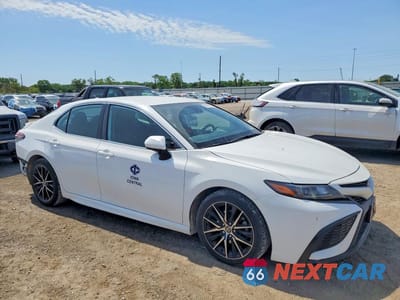 Czwarte zdjęcie samochodu z boku: 2021 TOYOTA CAMRY SE VIN:4T1G11AK0MU427562 - miniatura