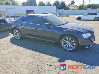 Czwarte zdjęcie samochodu z boku: 2019 CHRYSLER 300 TOURING VIN:2C3CCAAG7KH547940 - miniatura