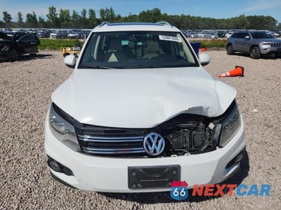 Piąte zdjęcie samochodu w środku: 2016 VOLKSWAGEN TIGUAN S VIN:WVGAV7AX7GW509189 - miniatura