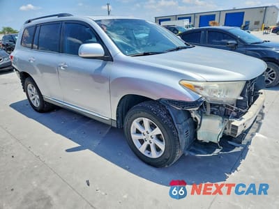 Czwarte zdjęcie samochodu z boku: 2013 TOYOTA HIGHLANDER SE VIN:5TDBK3EH5DS178542 - miniatura