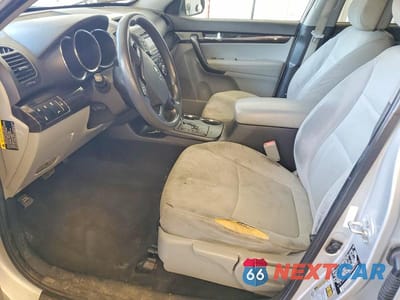 Zdjęcie 7 z 13 samochodu: 2013 KIA SORENTO LX VIN:5XYKTDA24DG351792 - miniatura