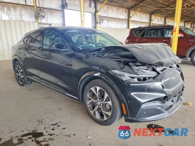 Czwarte zdjęcie samochodu z boku: 2023 FORD MUSTANG MACH-E PREMIUM VIN:3FMTK3SU7PMA74043 - miniatura