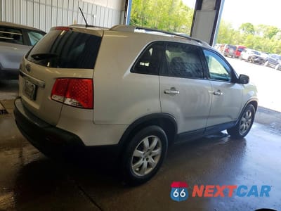 Trzecie zdjęcie samochodu z tyłu: 2013 KIA SORENTO LX VIN:5XYKTDA24DG351792 - miniatura