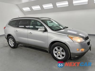 Czwarte zdjęcie samochodu z boku: 2012 CHEVROLET TRAVERSE LT VIN:1GNKRGED5CJ242002 - miniatura