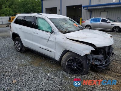 Czwarte zdjęcie samochodu z boku: 2020 JEEP GRAND CHEROKEE LAREDO VIN:1C4RJFAG9LC122541 - miniatura