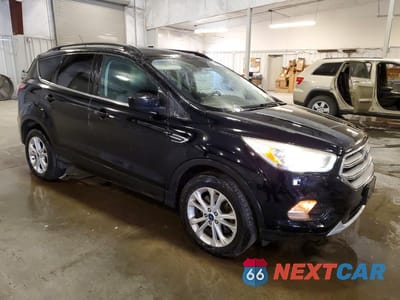 Czwarte zdjęcie samochodu z boku: 2017 FORD ESCAPE SE VIN:1FMCU9G9XHUC26105 - miniatura
