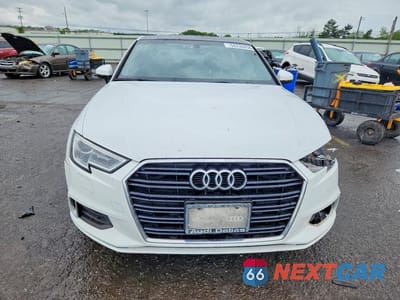 Piąte zdjęcie samochodu w środku: 2018 AUDI A3 PREMIUM VIN:WAUAUGFF8J1045760 - miniatura