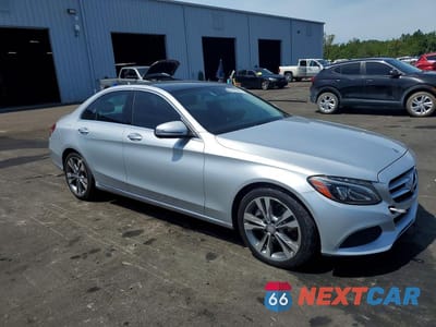 Czwarte zdjęcie samochodu z boku: 2016 MERCEDES-BENZ C 300 VIN:55SWF4JB7GU147927 - miniatura