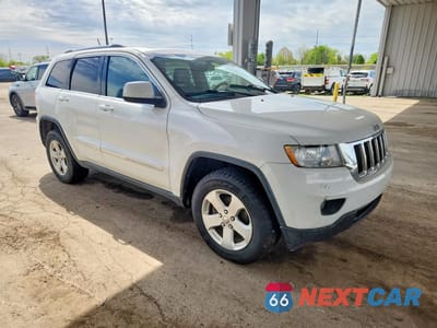 Czwarte zdjęcie samochodu z boku: 2013 JEEP GRAND CHEROKEE LAREDO VIN:1C4RJFAT4DC576534 - miniatura