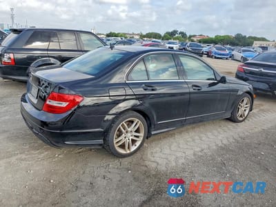 Trzecie zdjęcie samochodu z tyłu: 2013 MERCEDES-BENZ C 250 VIN:WDDGF4HB4DA837656 - miniatura