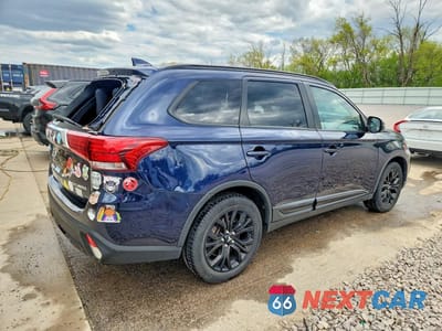 Trzecie zdjęcie samochodu z tyłu: 2018 MITSUBISHI OUTLANDER SE VIN:JA4AD3A38JZ047061 - miniatura